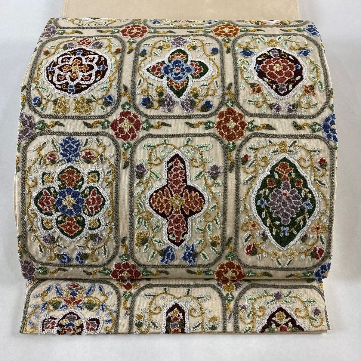 袋帯 逸品 華文 花唐草 相良刺繍 ベージュ お太鼓柄 正絹 【中古