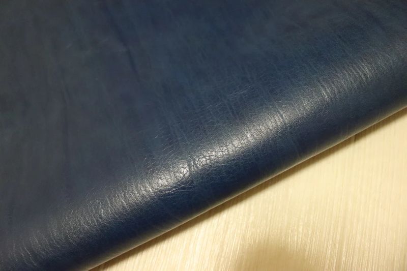 サファイア 123ds ヌメ革 牛革 バングラデシュ レザー 絞り加工 はぎれ 一枚革 レザークラフト 革 皮 本革 diy 生地 材料