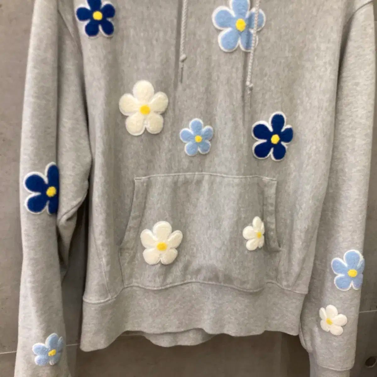 SANDRO(サンドロ) フラワー刺繍 フード付きTシャツ グレー