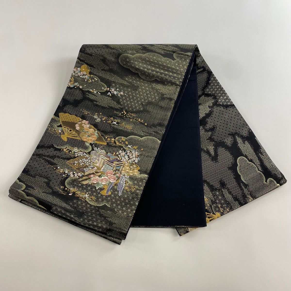 美品】 袋帯 秀品 やまと 御所車 草花 刺繍 金銀糸 黒 お太鼓柄 正絹