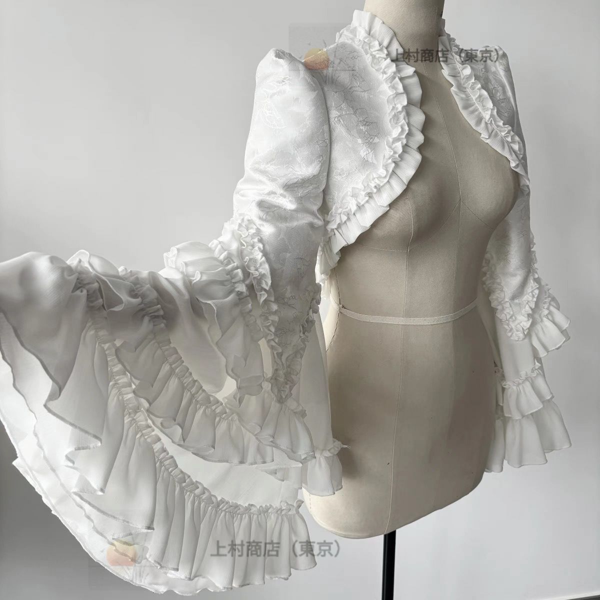 極美品✨ ショートボレロ　羽織り　姫袖　ゴスロリ　黒　高級感 ゴシックボレロ 黒 白ショート丈 ゴスロリワールド 病み可愛い