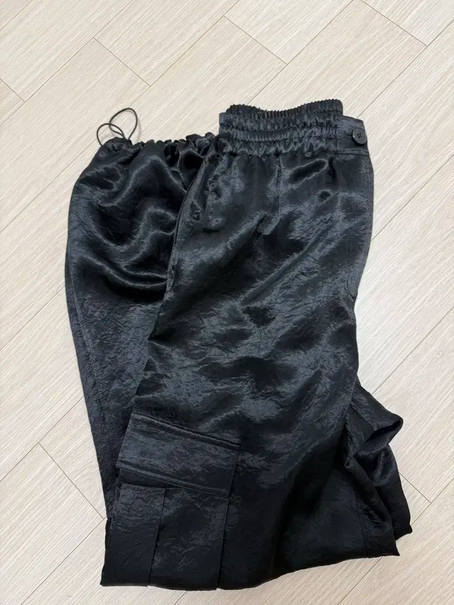11am 新 サテン カーゴ ジョガーパンツ ブラック DECORATOM_COM_BR