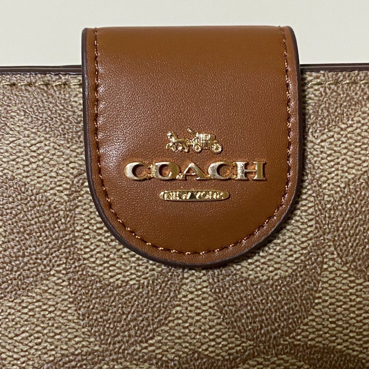 COACH ラグジュアリー シグネチャー PVC レザー ミディアム コーナー