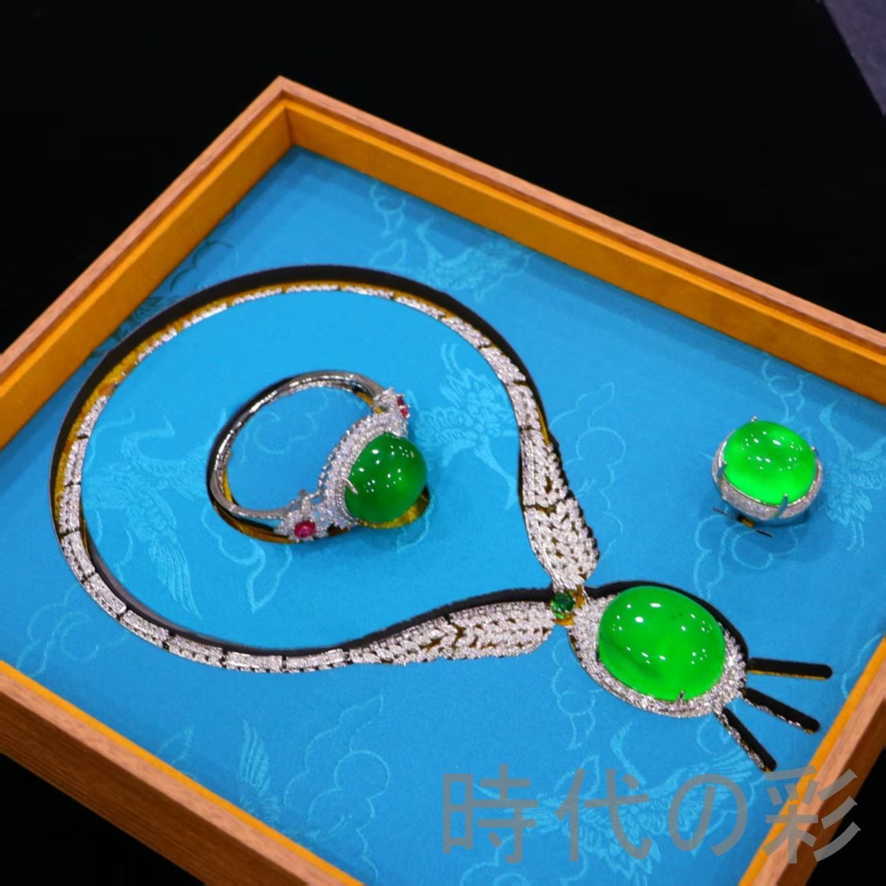 中国古美術 清代 高冰翡翠 宝石彫 旧家蔵 彫刻 共箱 唐物 アンティーク 装飾品 R07092720