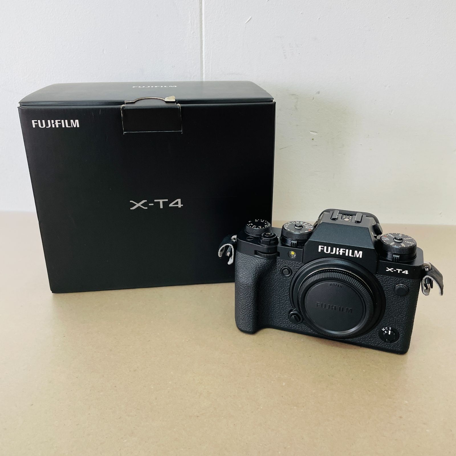 FUJIFILM X-T4 ボディ ブラック シャッター回数5,587枚 付属品完備