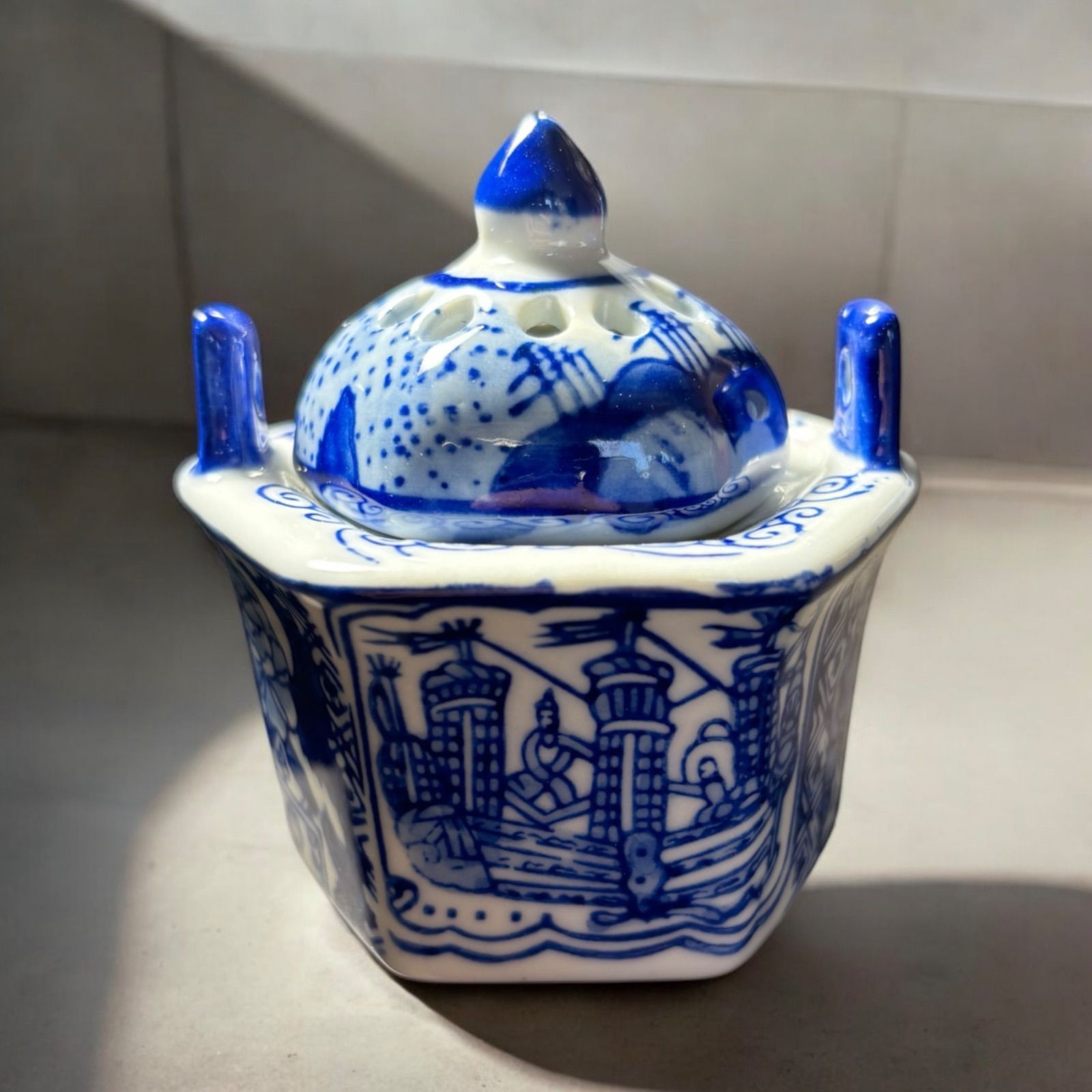 九谷焼 古九谷 染付 山水人物文 六角香炉 時代箱付 V R5819