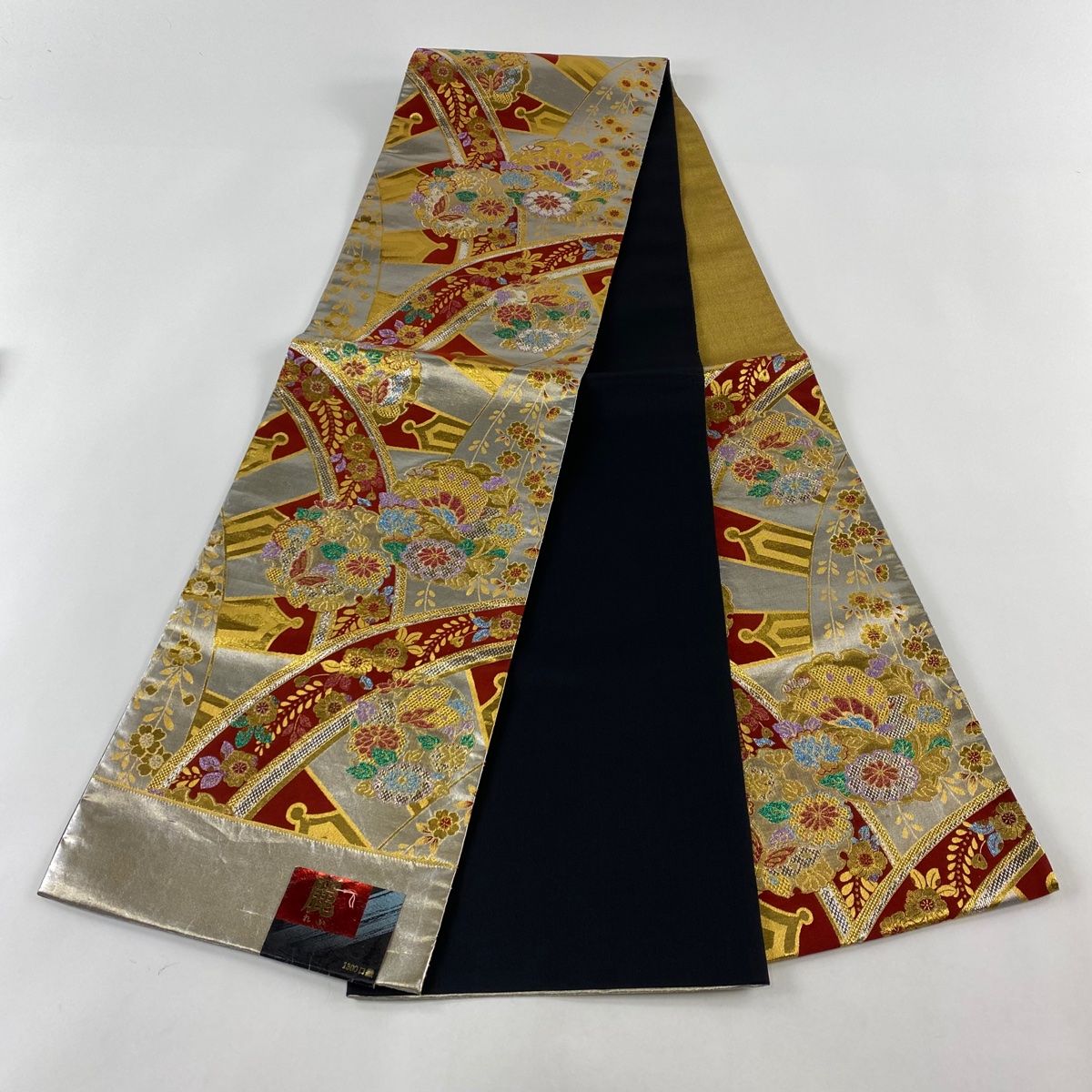 Y380★正絹/銀引き箔が煌く古典柄の地に 刺繍で描かれた花車 菊流水の蜀江文様の九寸なごや帯 未使用品 美品★名古屋仕立て 送料無料 中古 袋帯 リサイクル フォーマル 綴れ 正絹 金糸 銀糸 落款有り 灰紫色地 金通し 波 霞 上質 仕立て上がり みやがわ sb53068 |  リサイクル着物 みやがわ 中古着物