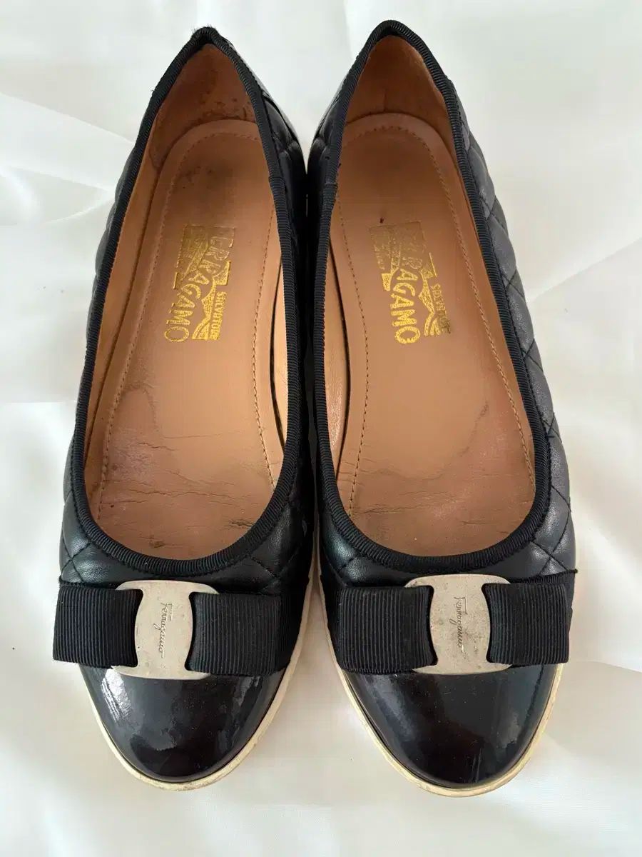 フェラガモ ブラック ヴァラ フラットシューズ 38 245