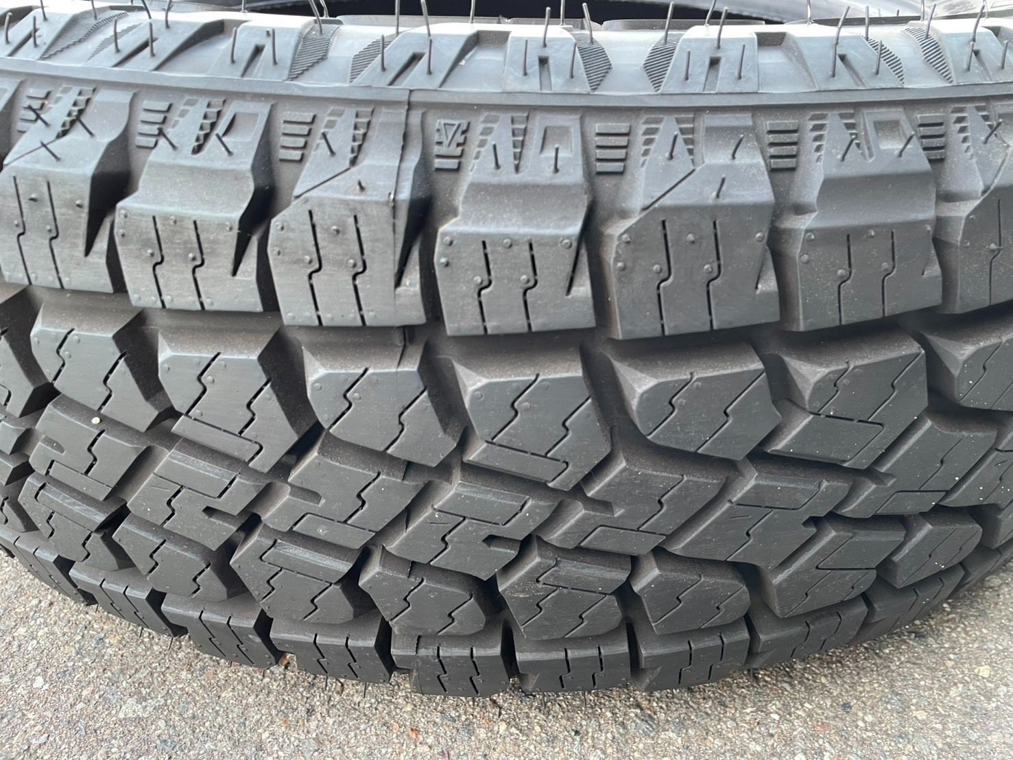 2025年製1本のみ】ホワイトレター！MONSTA TERRAIN GRIPPER 215/70R16 