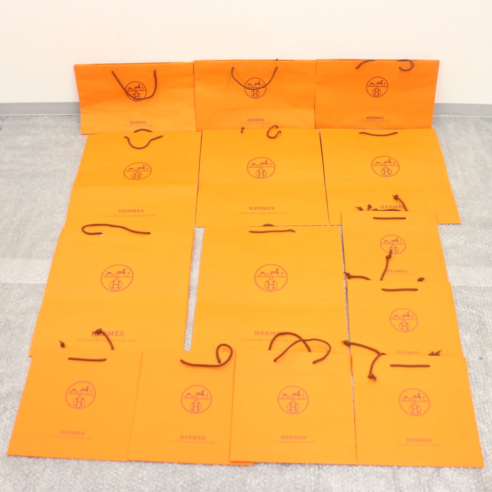 続々入荷中！ ITA6DUGA9HJM HERMES エルメス BOX ショッパー 純正 紙袋 オレンジ 空き箱 ボックス まとめ売り リボン レインカバー 冊子 ショッパー45枚 箱43個