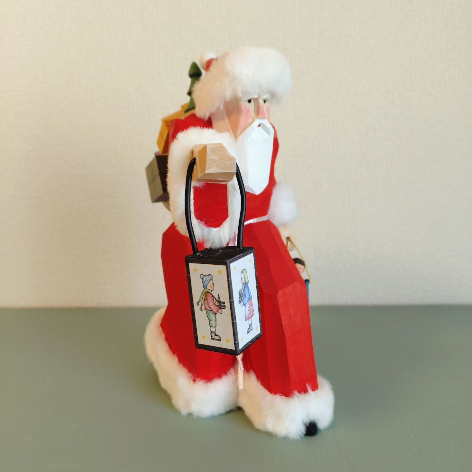 ランタンとお人形を持つサンタクロース 木製 ドイツ ドイツ雑貨 木彫り 手彫り クリスマス飾り 木製人形 木製インテリア