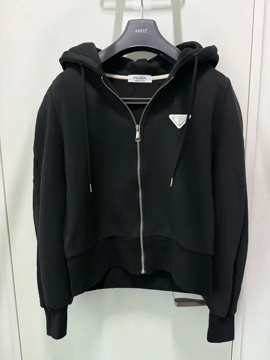 PRADA ブラック パーカー フード付き PRADA ブラック フード付きパーカー