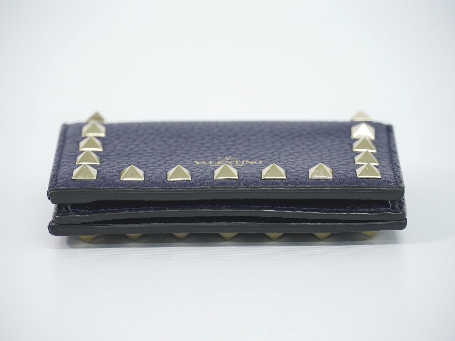 本物 ヴァレンティノ ガラヴァーニ VALENTINO GARAVANI ロックスタッズ 折財布 コンパクトウォレット レザー ネイビー Rockstud 財布 ウォレット 中古 VALENTINO - 本物 ヴァレンティノ ガラヴァーニ VALENTINO GARAVANI