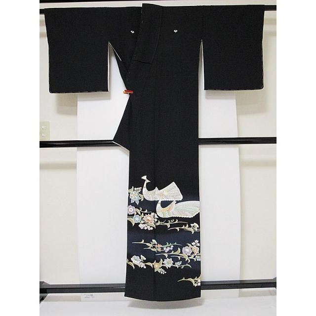 黒留袖 一越 未使用 仕付け 比翼 落款 刺繍 孔雀唐草花文様 黒留袖 一越 未使用 仕付け 比翼 落款 刺繍 孔雀唐草花文様