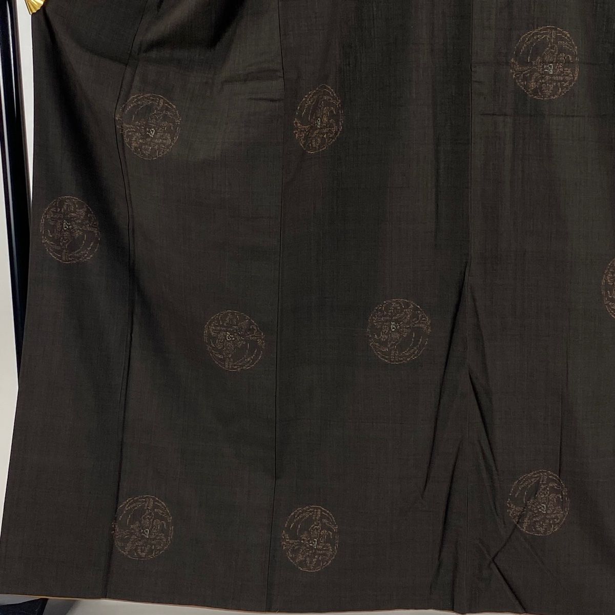 結城紬 身丈165cm 裄丈69cm L 袷 奥順 証紙 花丸文 亀甲絣 焦茶色 正絹