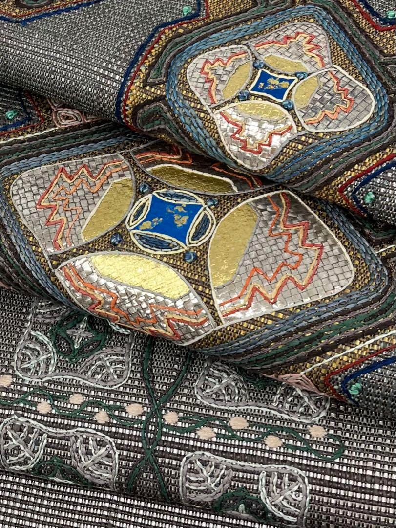 刺繍 銀通し 袋帯 軽い生地感 銀駒 金彩 銀彩 新品未使用品 お太鼓柄 工芸的 刺し子 刺繍 袋帯 金彩 銀箔 正絹 お太鼓柄 - メルカリ