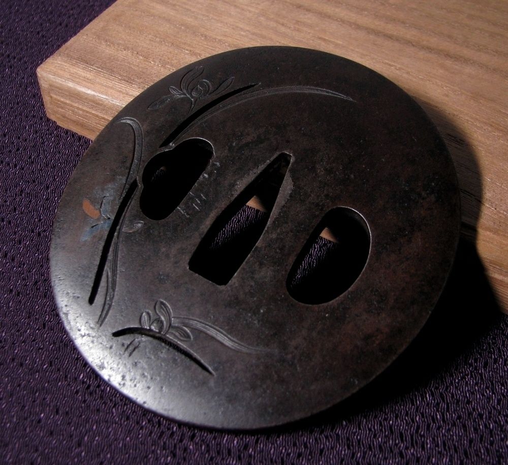 時代武具 鉄地鍔 ［銘：武州住正義］ 象嵌 糸透し 蘭の図 桐箱付 江戸