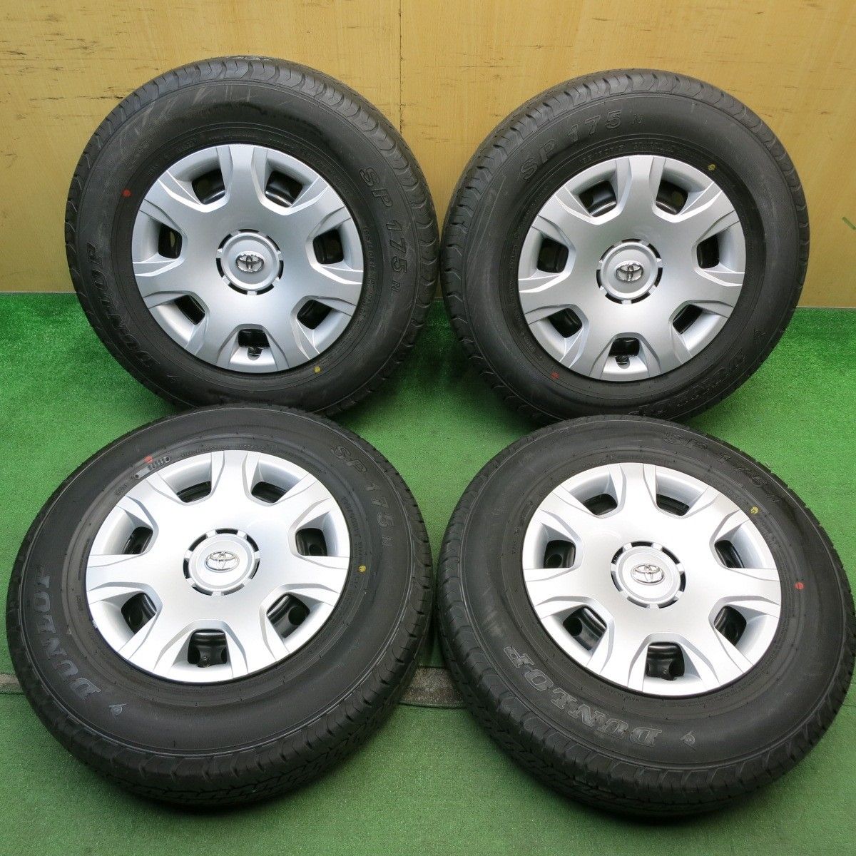新車外し！22年☆トヨタ 200系 ハイエース 純正 スチール 195&frasl;80R15