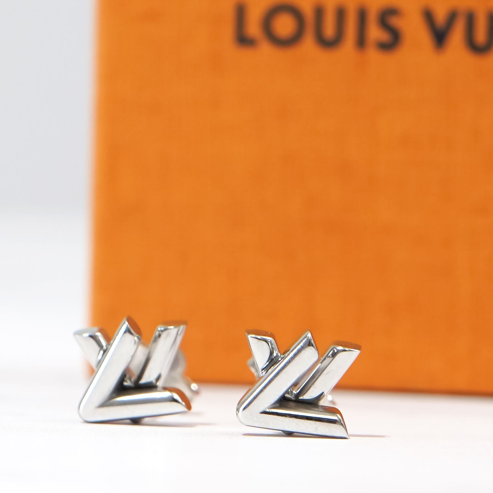 LOUIS VUITTON LV シルバー ピアス GO-14 M01870 - メルカリ