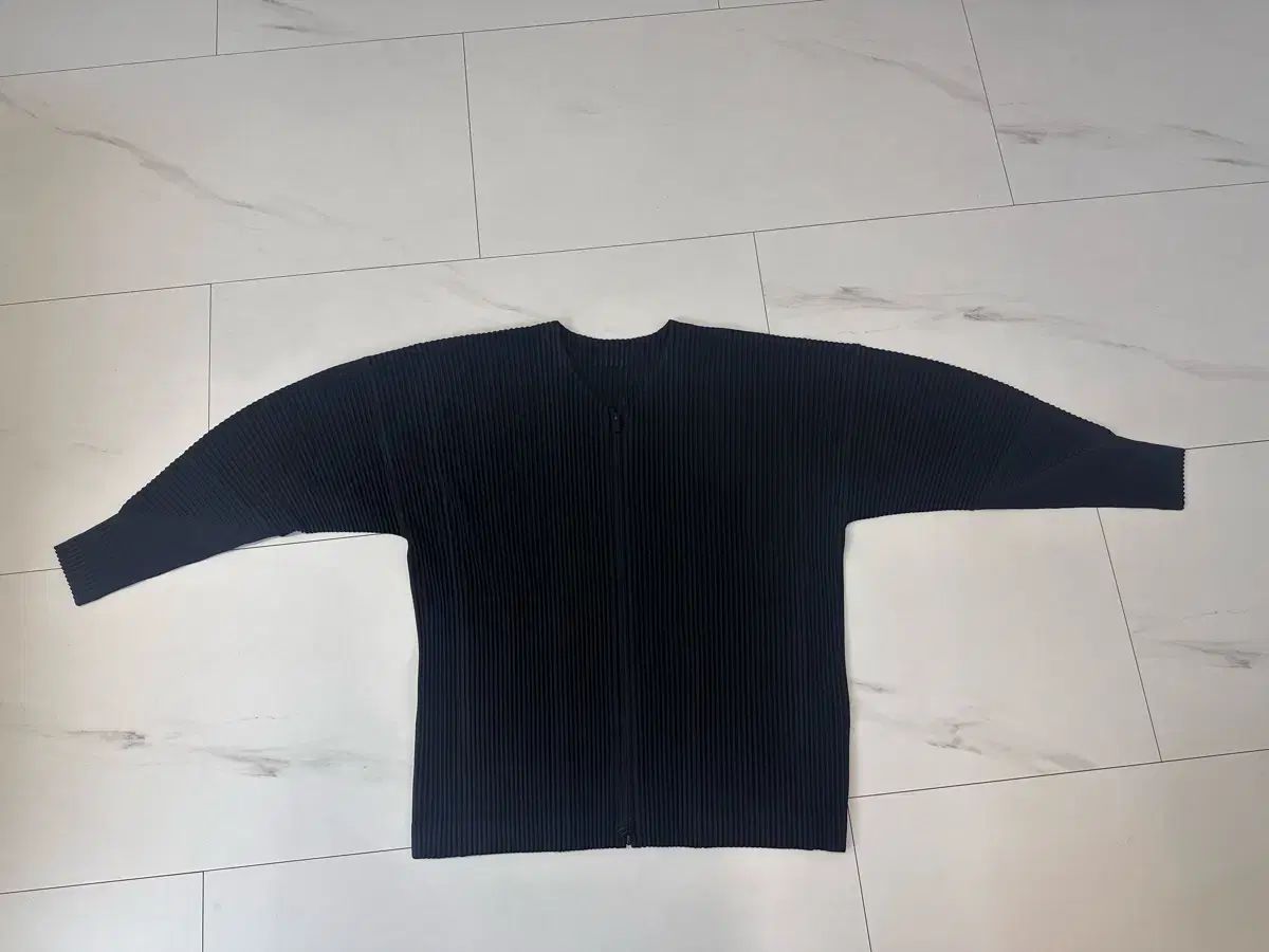 HOMME PLISSÉ オムプリッセ ISSEY MIYAKE イッセイミヤケ メンズ ジップアップ カーディガンです