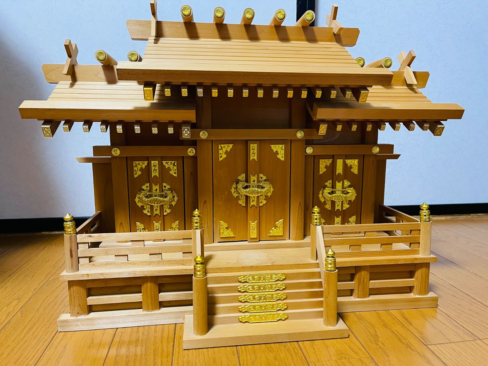 神棚 三社宮 屋根違い 大型 幅61.5cm 天然木製 宮形 伝統工芸 格式高い神具