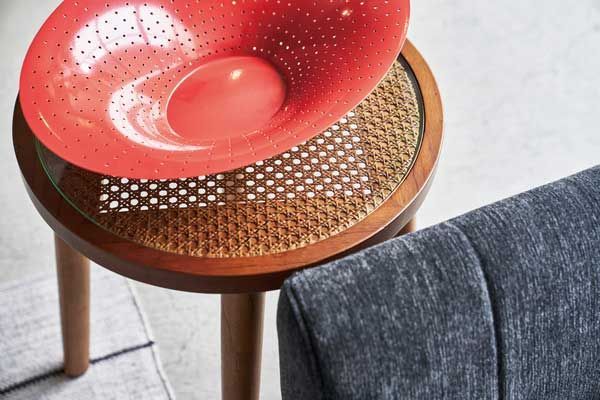 とラタンのラウンドガラステーブル