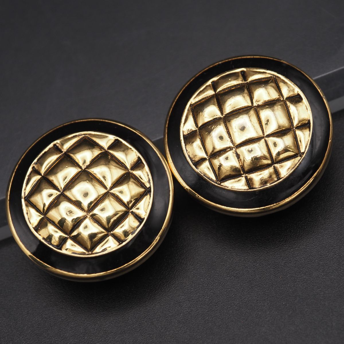 G070 CAROLEE キャロリー イヤリング ブラックエナメル ゴールド デザイン