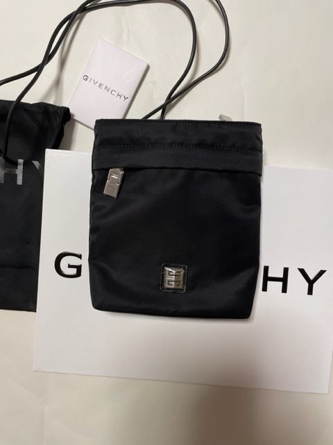 新品【GIVENCHY】ナイロン 4G ライト iPhone ポーチ - メルカリ