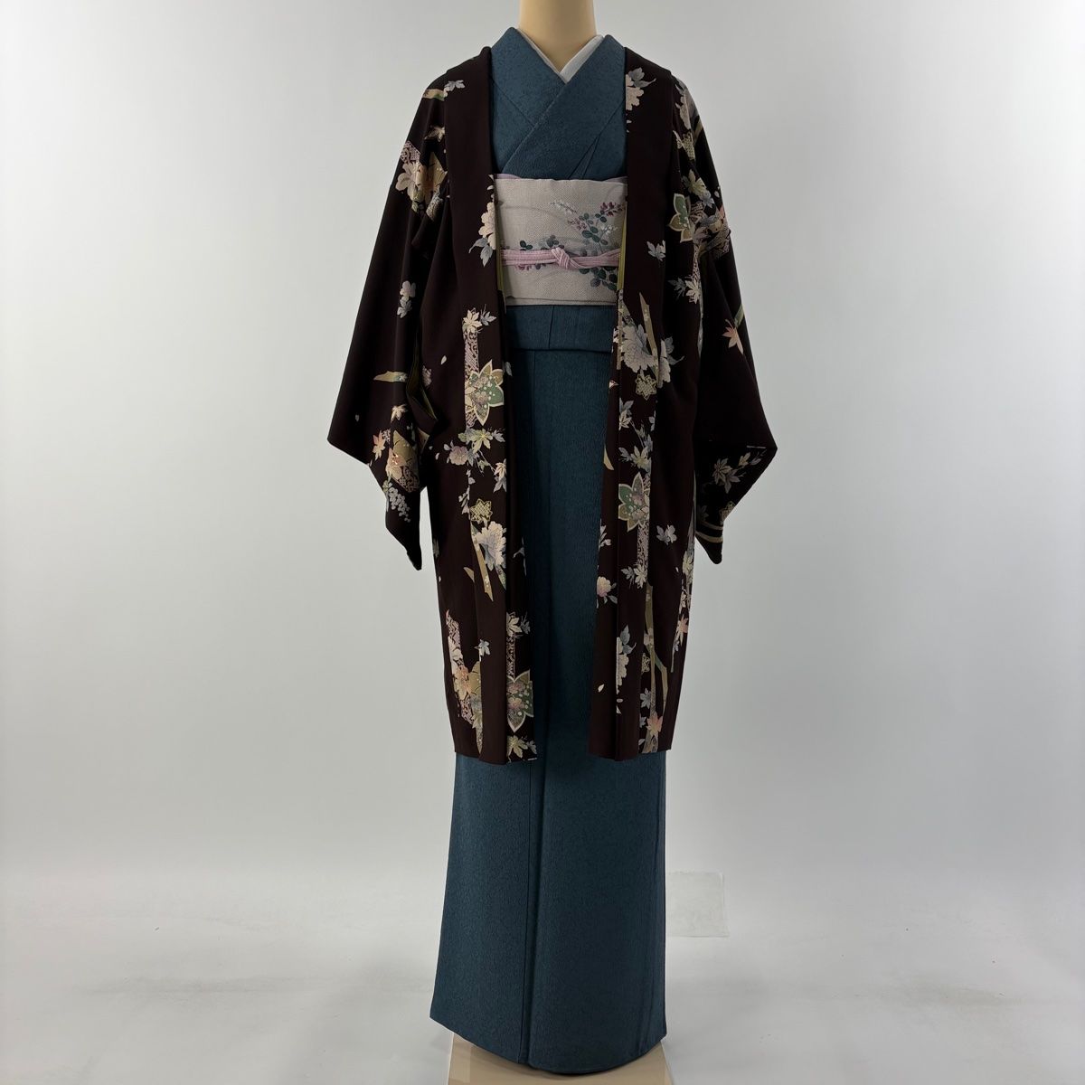羽織 身丈101cm 裄丈67cm M 草花 短冊 金彩 茶紫 正絹 美品 逸品 【中古】 小紋 身丈164cm 裄丈67.5cm L 袷 紬地 蝶 芝 絞り 銀彩 紫 正絹 逸品｜中古・古着・リサイクル着物通販｜バイセル オンライン