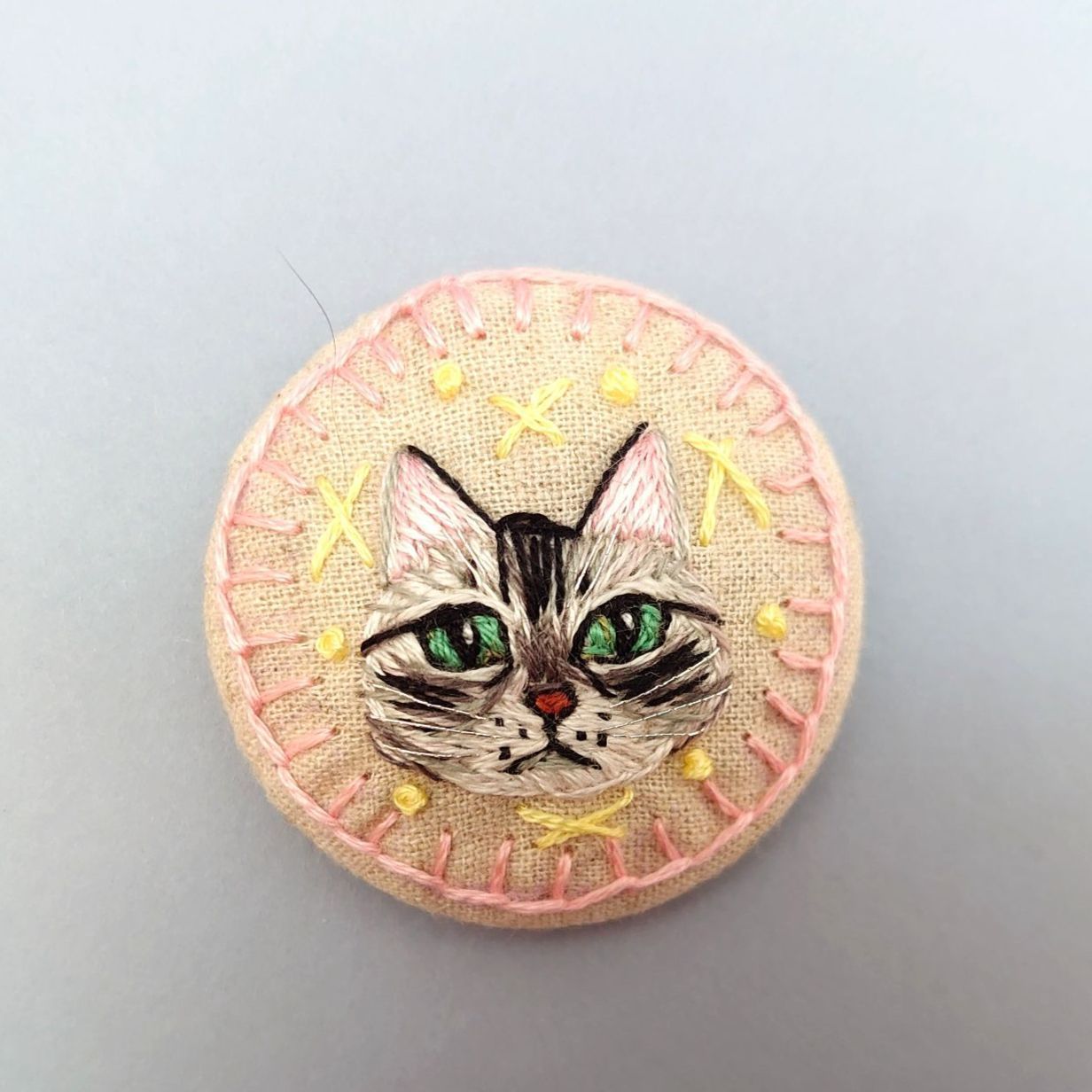 スペシャルオファ ハンドメイド 刺繍ブローチ 猫 紫 パステル三毛猫