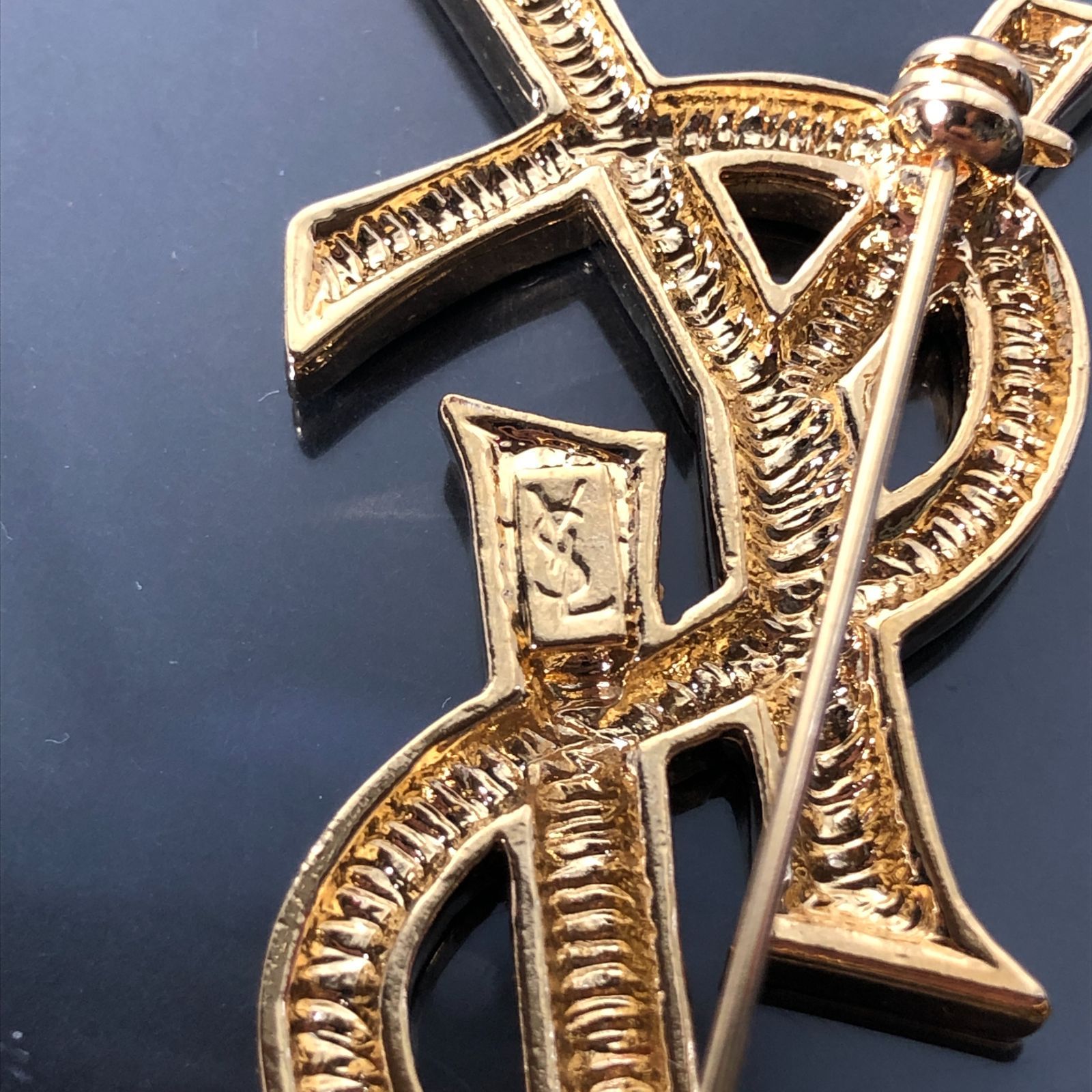 YSL イヴサンローラン ロゴ ブローチ ゴールドカラー デザイン