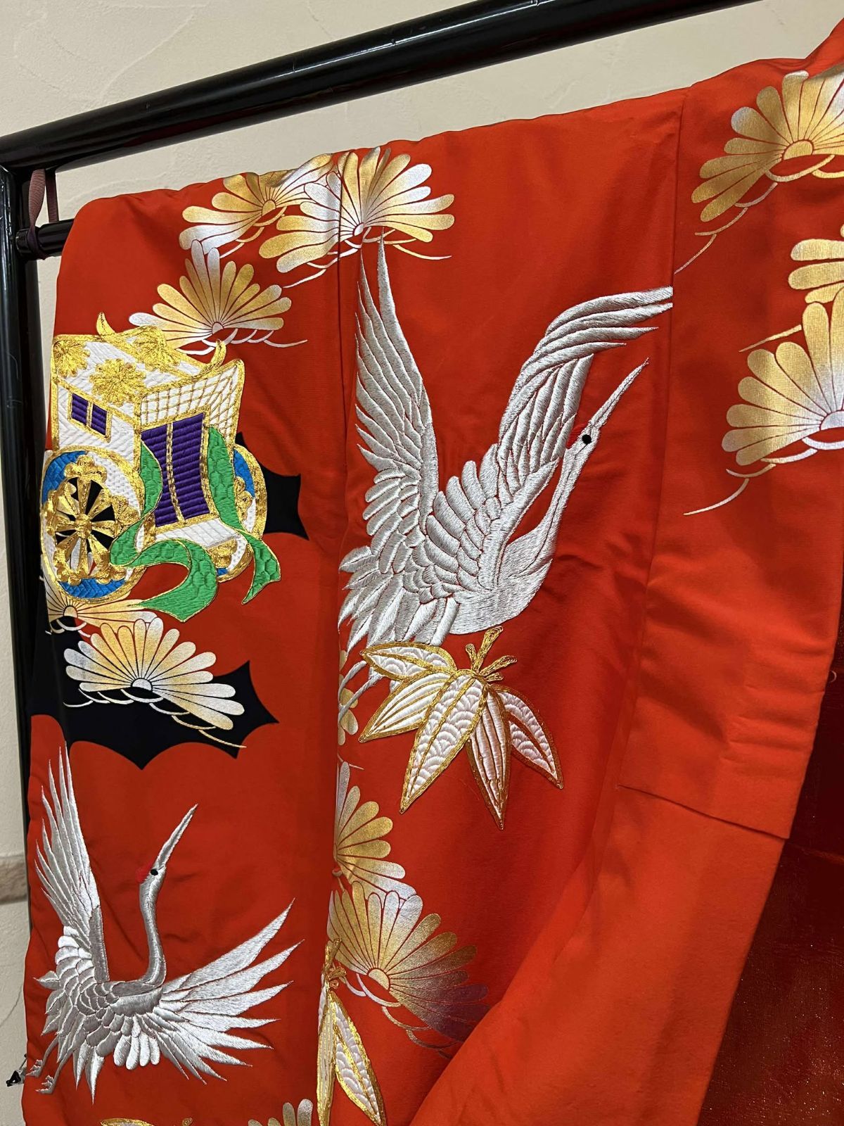 【大幅値下げ！50%OFF】花嫁色打掛け　朱、黒色/金刺繍　鶴/菊模様 花嫁 正絹 色打掛レンタル 010051 黒地 ゴールド箔 梅松 相良刺繍