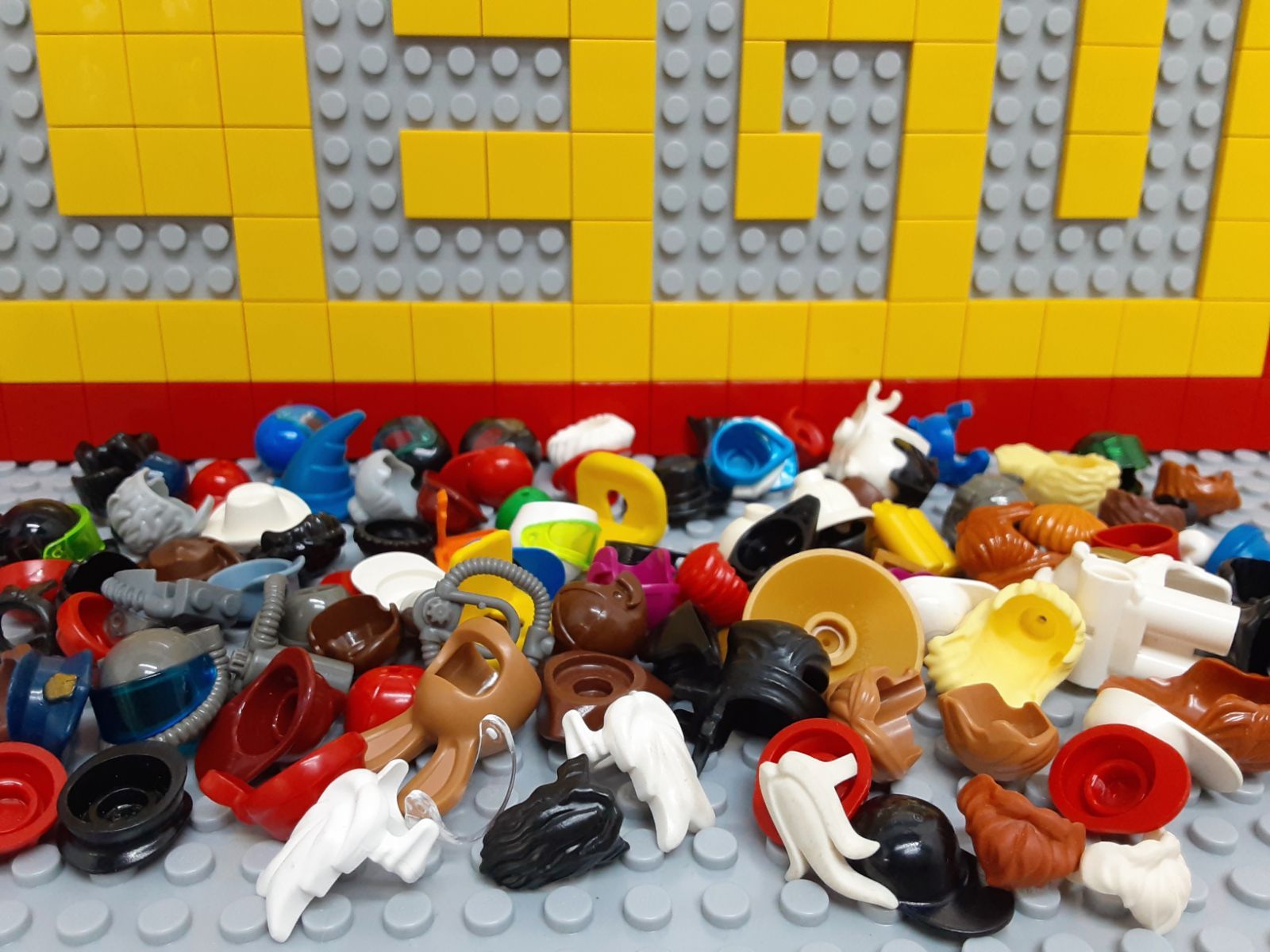 ☆被り物☆ レゴ ミニフィグ用小物 大量100個 帽子 ヘルメット 髪の毛 マント など LEGO シリーズ色々 レゴ⁄LEGO⁄ミニフィグ小物⁄500個以上⁄被り物⁄武器⁄道具⁄パーツ⁄⁄⁄大量