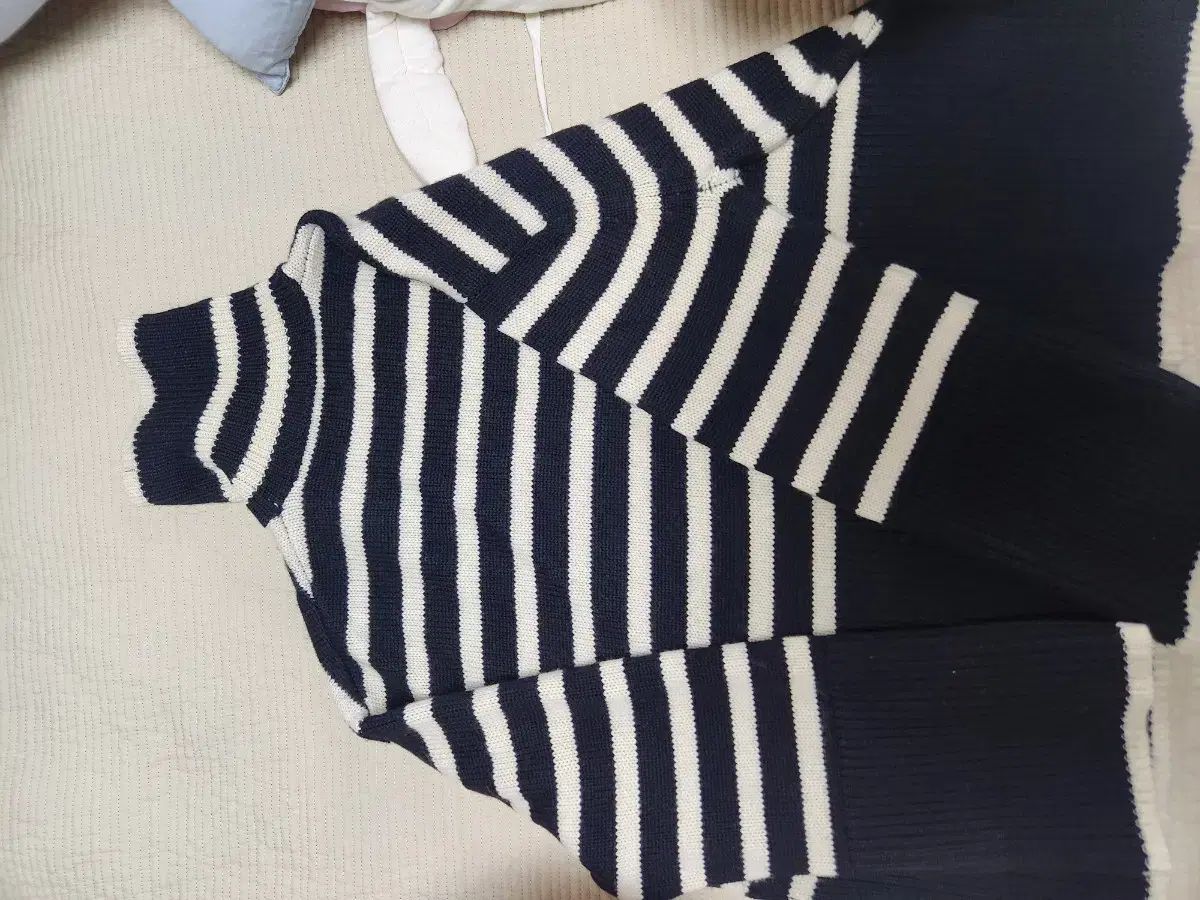 TOTEME ハイネックニットプルオーバーストライプ SHAUNT美品 TOTEME ハイネックニットプルオーバーストライプ SHAUNT美品 シアー