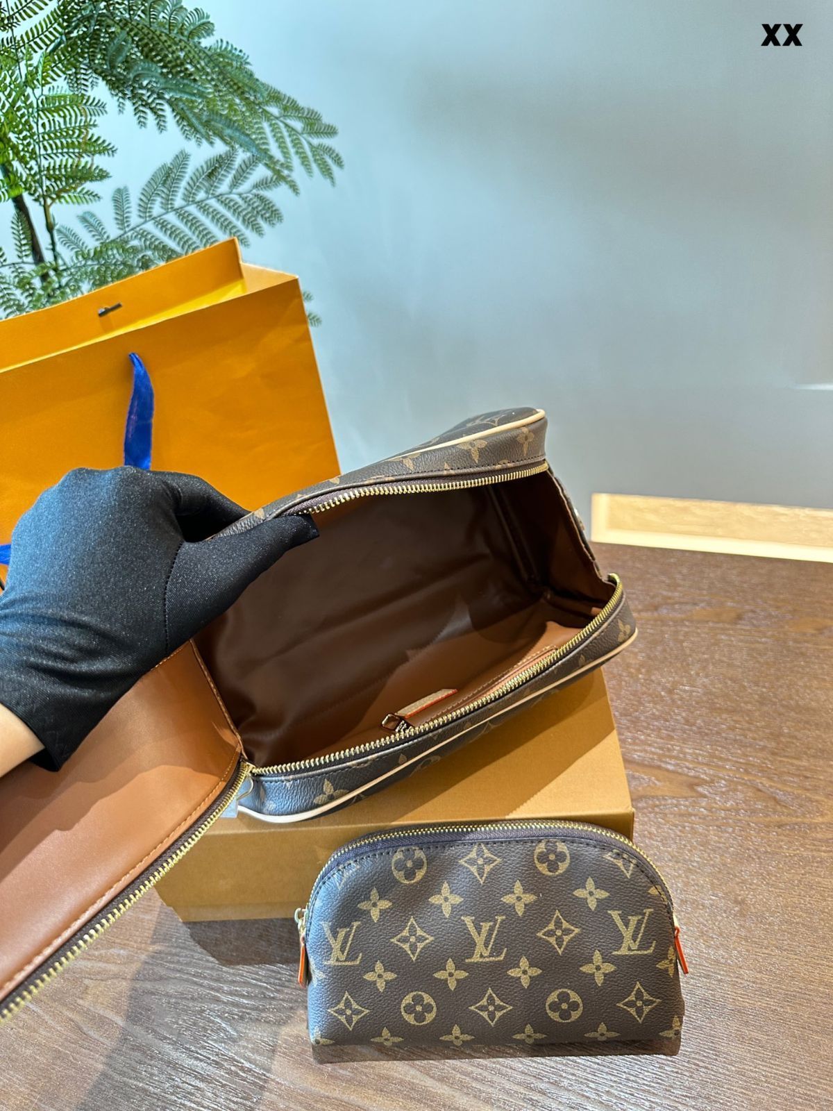 今日特価】LV Fashion Makeup Pouch - ルイ・ヴィトン