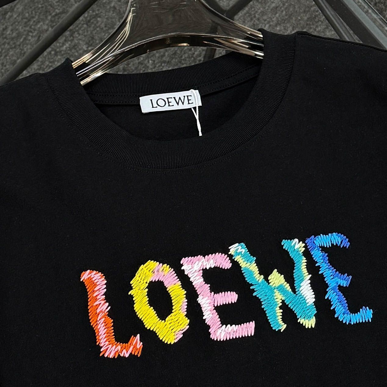 LOEWE カラフル刺繍ロゴ Tシャツ - メルカリ