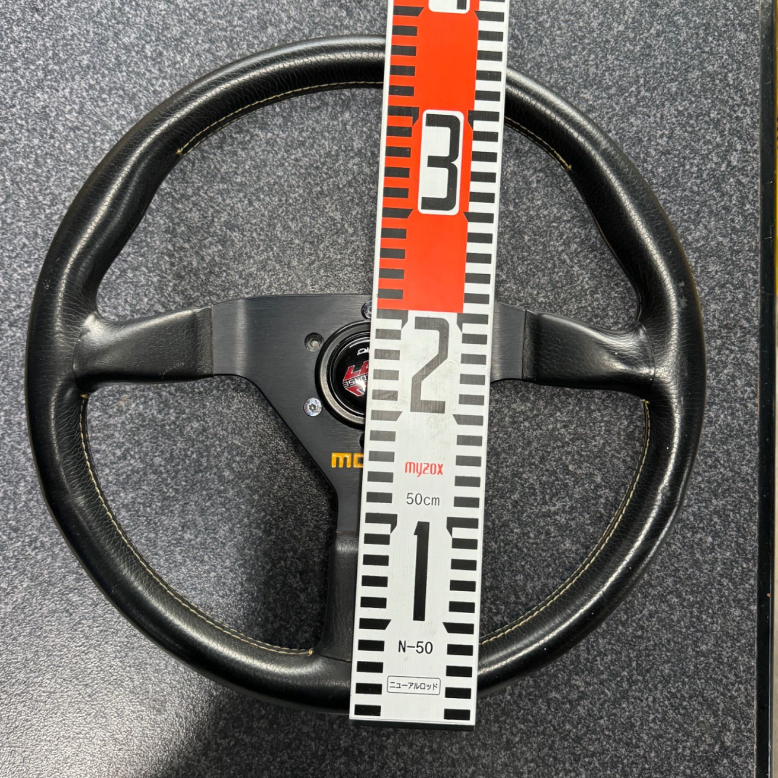 MOMO レザーステアリングハンドル 中古品 - メルカリ