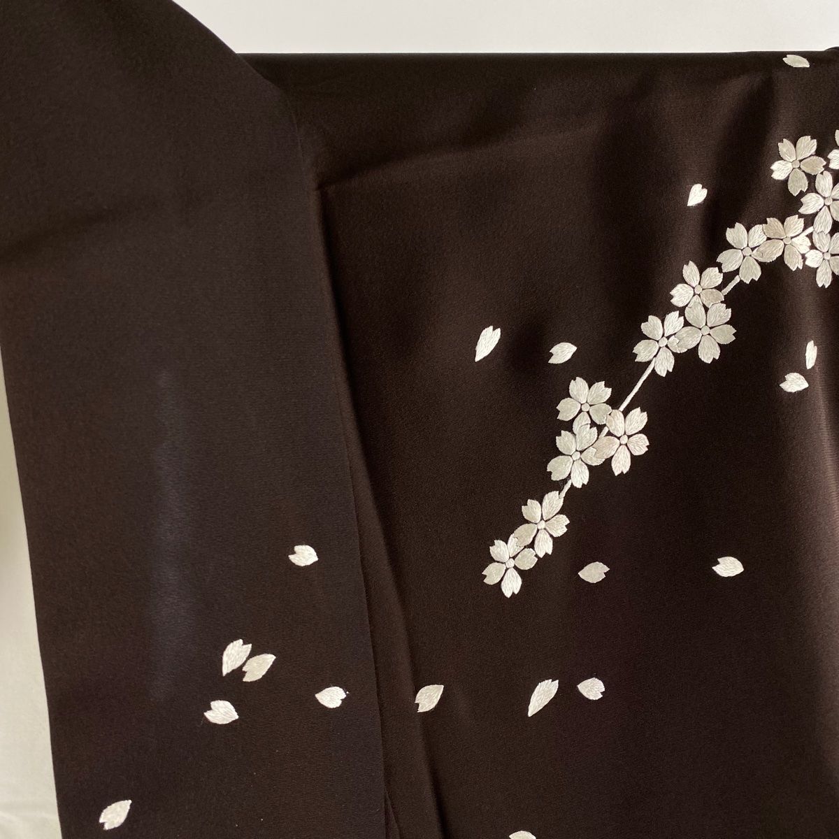 訪問着 身丈153cm 裄丈66cm M 袷 桜 花びら 刺繍 ぼかし 焦茶色 正絹  