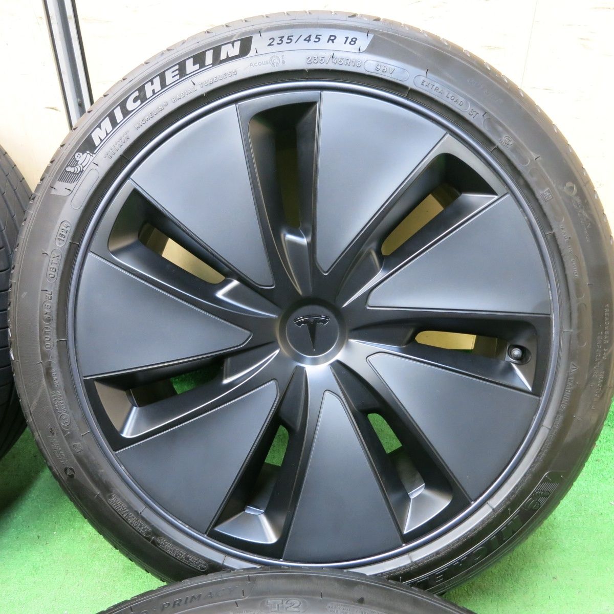 テスラ 純正18インチホイールセット(ミシュラン) テスラ 純正18インチホイールセット(ミシュラン)
