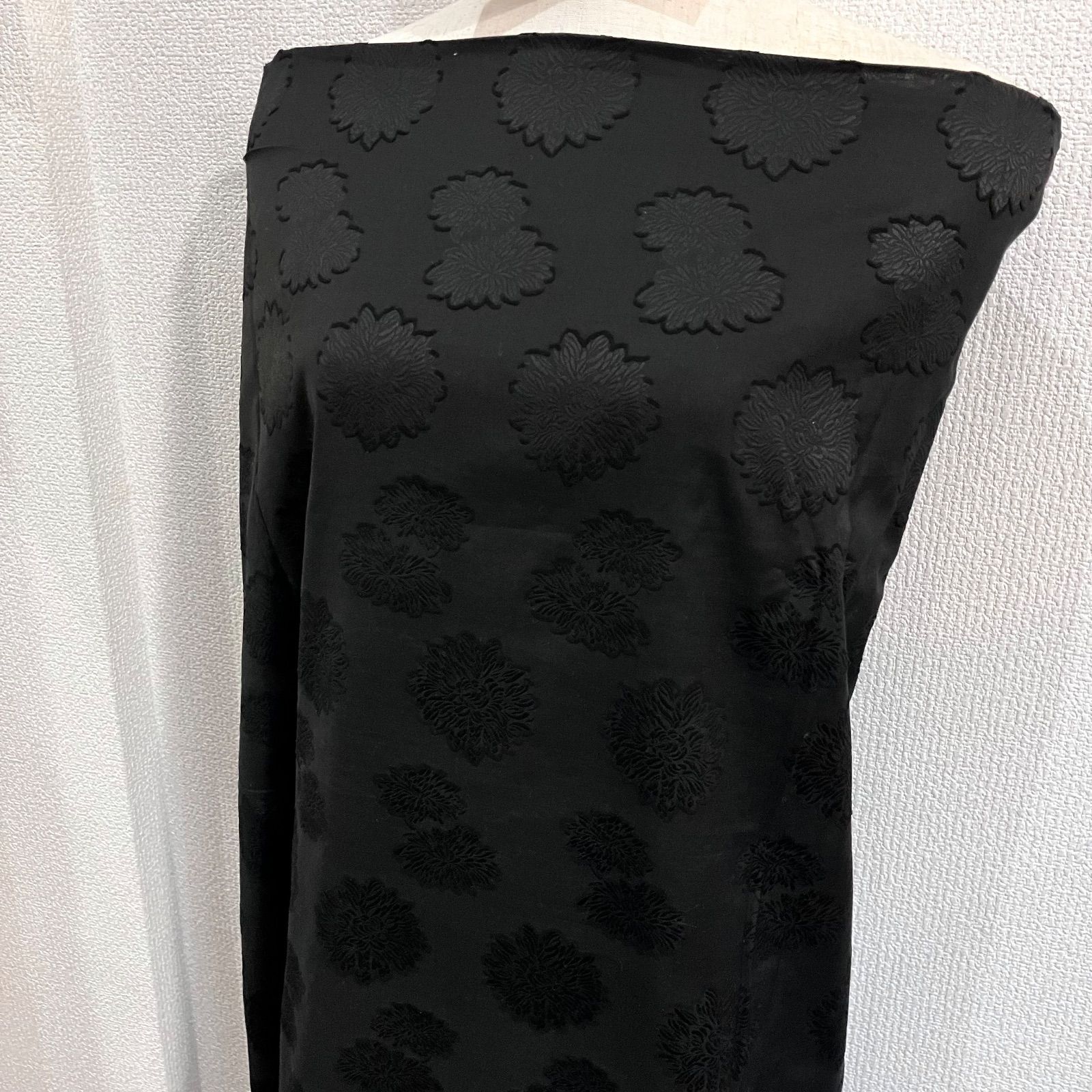 2137 スイス製 花柄綿カットジャカード生地 黒 約100㎝