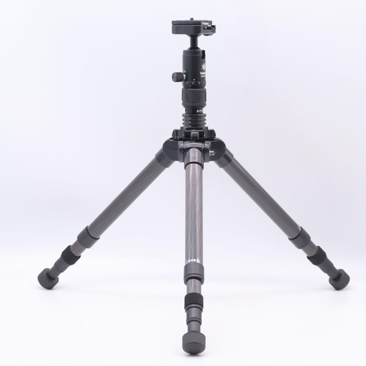 SLIK カーボン三脚 ライトカーボン E84H 4段ロングタイプ 全高2,150mm ナットロック式 28mmパイプ径 3 送料無料 スリック ライトカーボンE84H 中型カーボン三脚4段 [SLIK 3