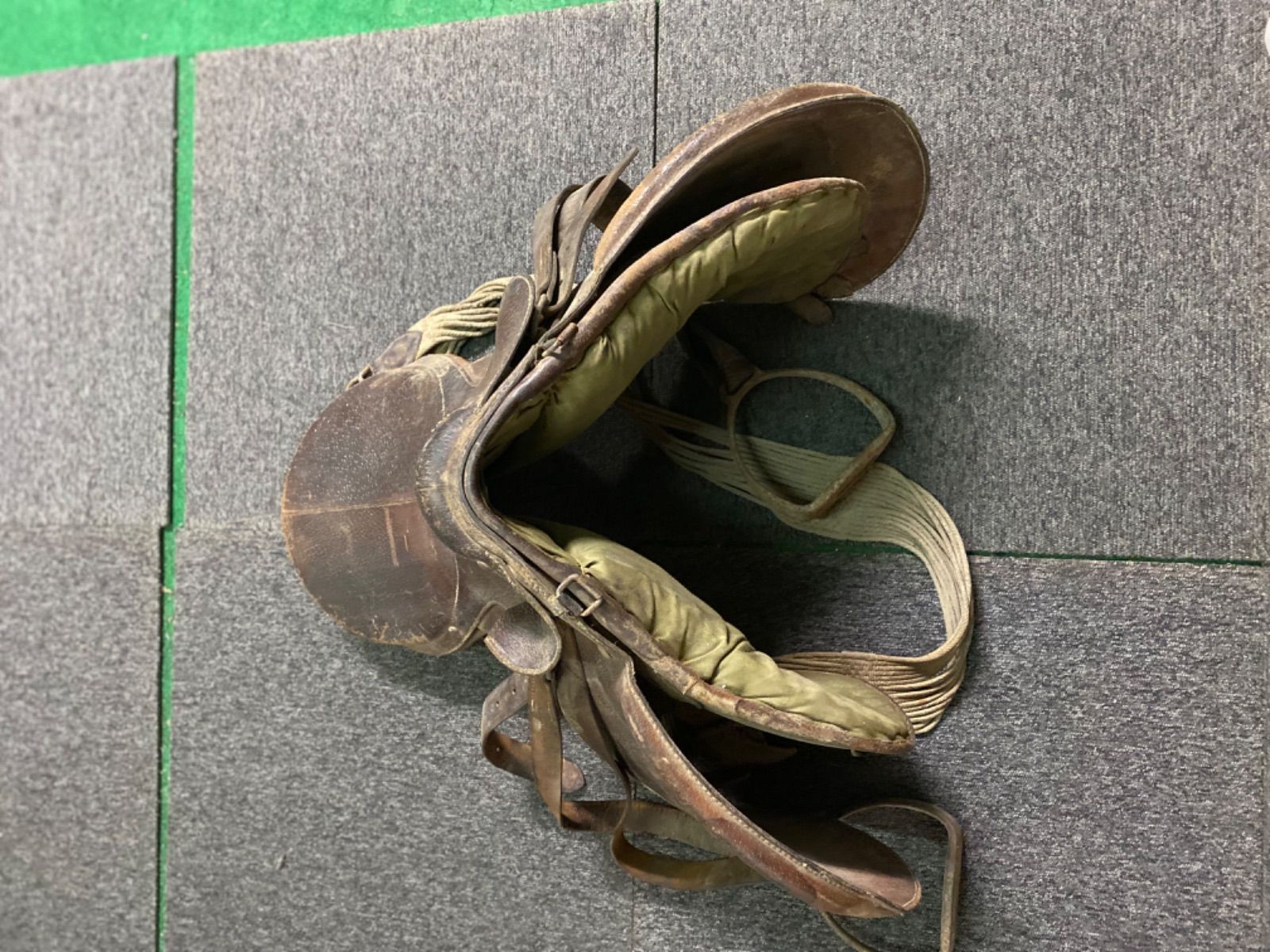 鞍 鐙 乗馬鞍 馬装具 乗馬鞍 あぶみ レザー 革 ブラック 馬場鞍