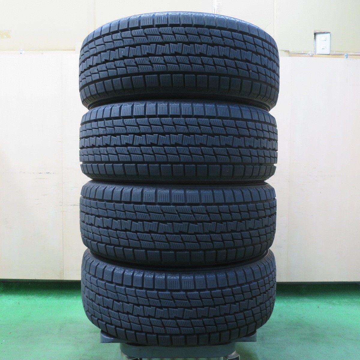 バリ溝！9.5分☆スタッドレス 215/50R18 グッドイヤー アイスナビ SUV