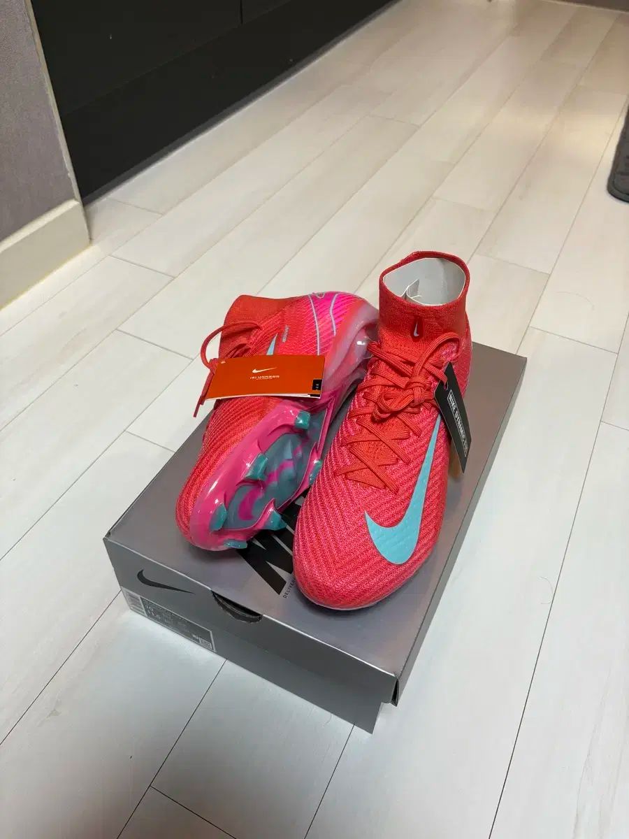 NIKE