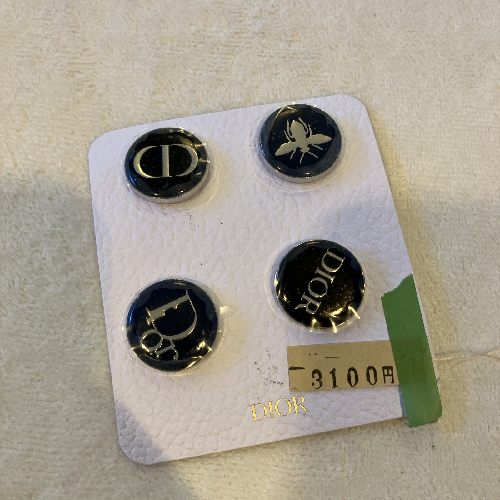 DIOR】ピンバッジ4個セット ノベルティ ブラック×シルバー系 蜂