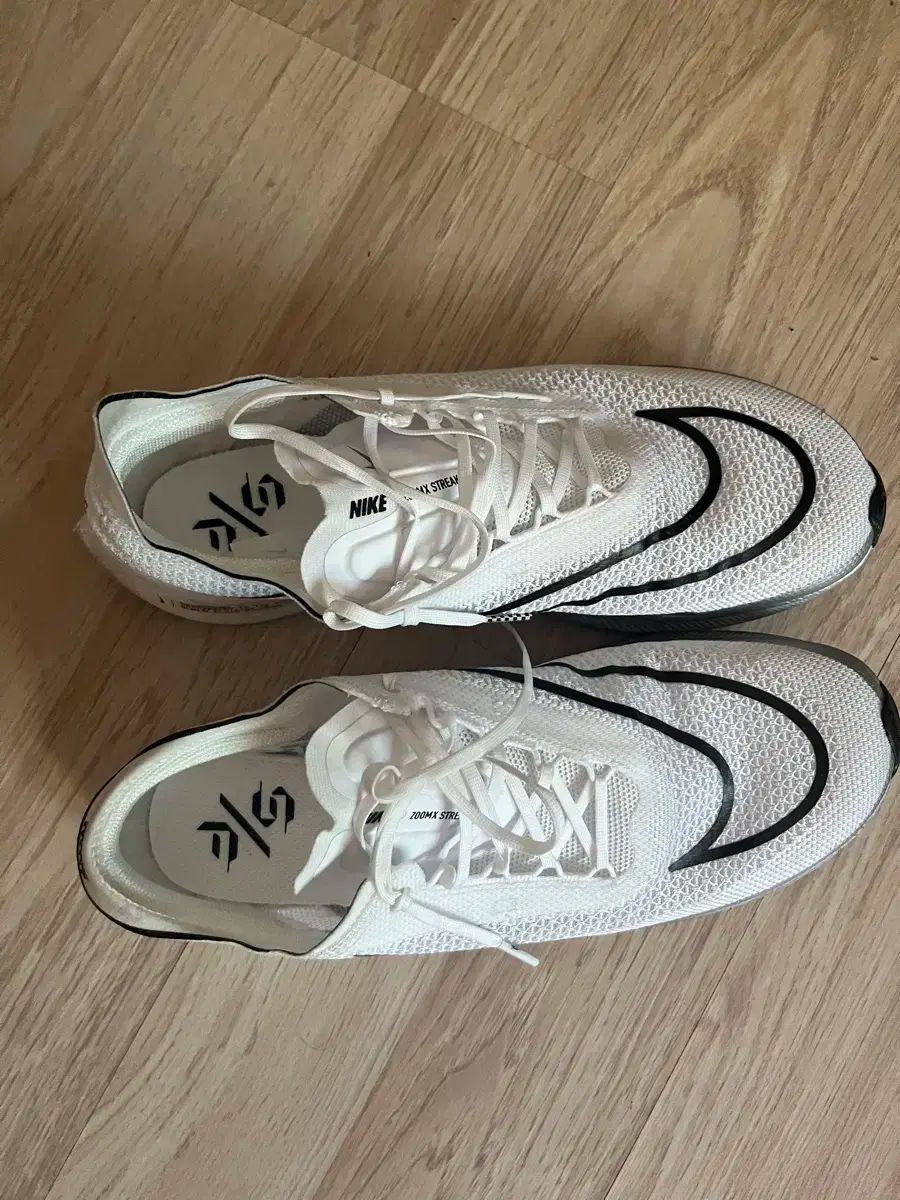 NIKE