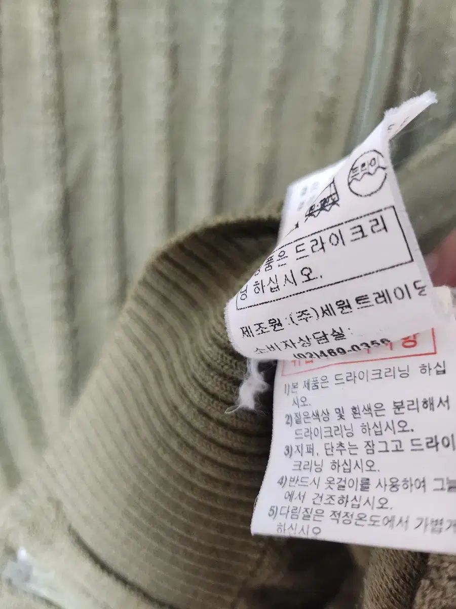 ベスト カーキ色