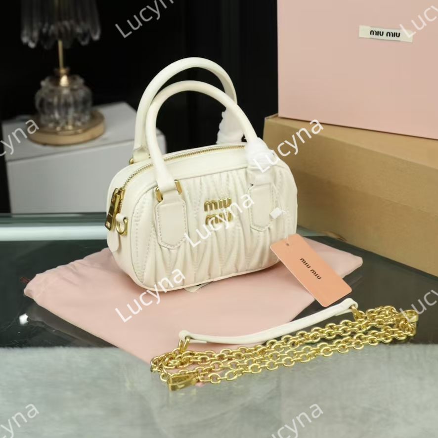 MIUMIUアルカディ マテラッセレザー バッグ ホワイト