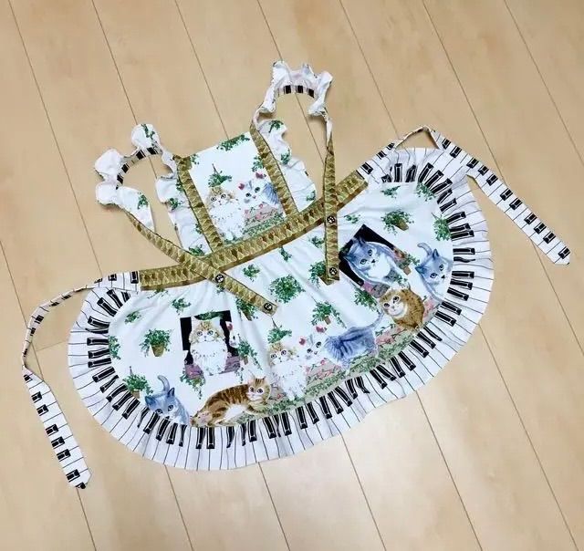 ハンドメイド 】キッズサイズ ドレスエプロン ＊ピアノの上の猫