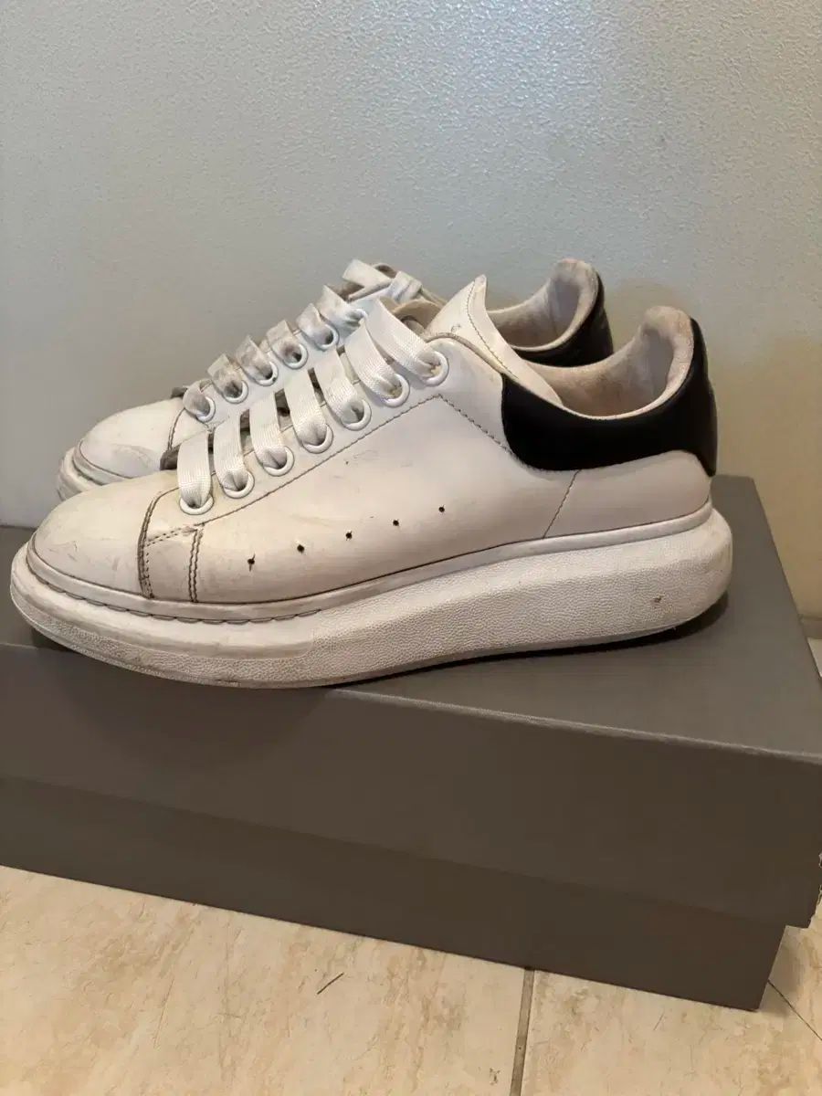 ☆韓国の人気☆ALEXANDER MCQUEEN☆over sol 553770 WHFBU 9042 Alexander McQueen Oversized White Light Gold Size 9.5